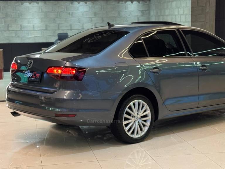 VOLKSWAGEN - JETTA - 2017/2018 - Cinza - R$ 92.900,00