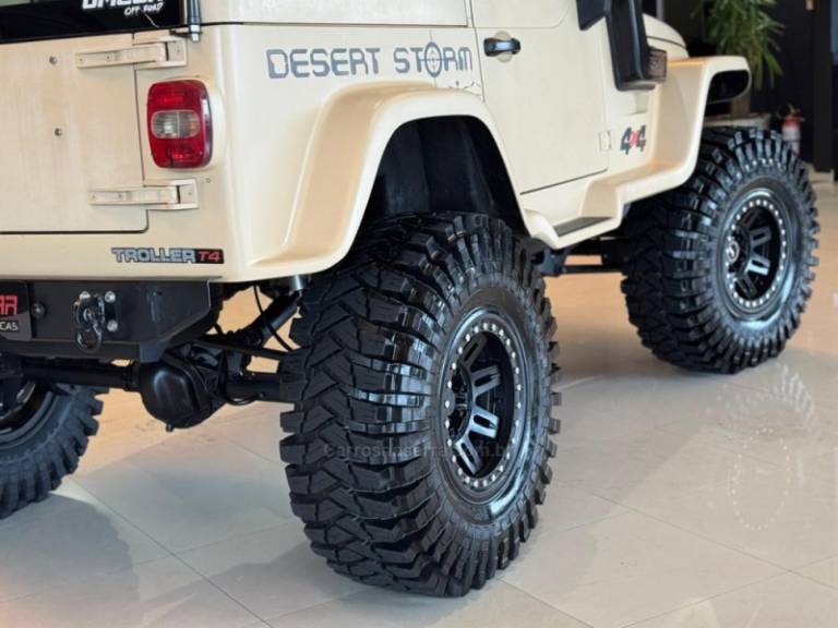 TROLLER - T4 - 2011/2011 - Bege - R$ 179.900,00