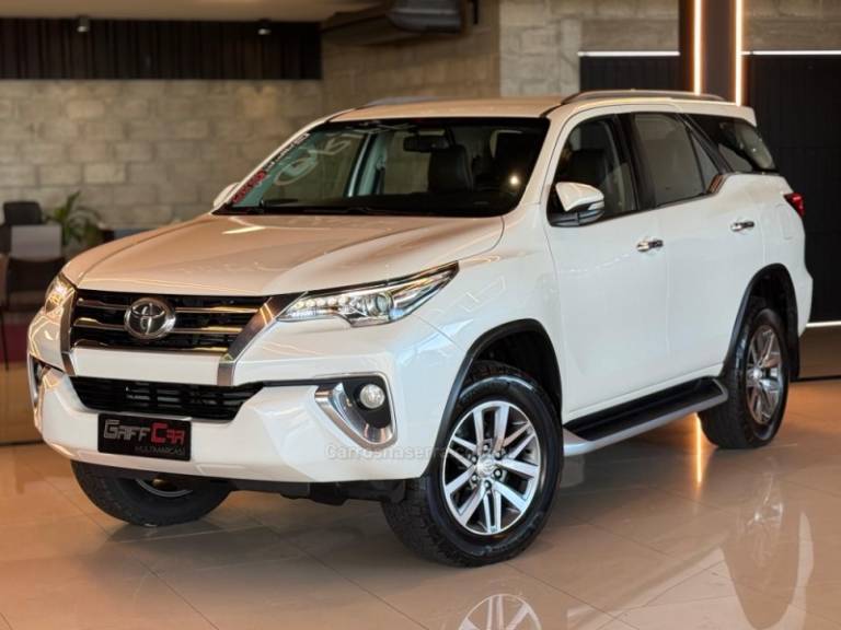TOYOTA - HILUX SW4 - 2016/2017 - Branca - R$ 214.900,00