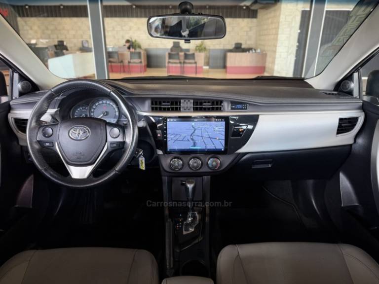 TOYOTA - COROLLA - 2016/2017 - Preta - R$ 83.900,00
