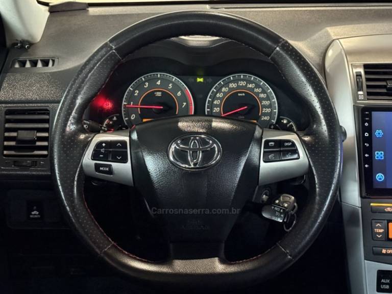 TOYOTA - COROLLA - 2012/2013 - Prata - R$ 65.900,00