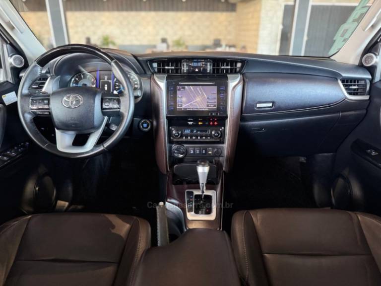 TOYOTA - HILUX SW4 - 2016/2017 - Branca - R$ 214.900,00