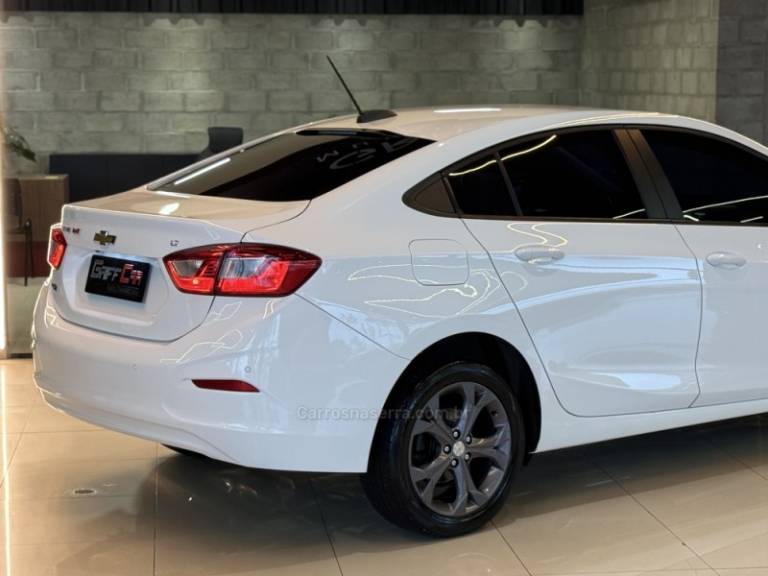 CHEVROLET - CRUZE - 2022/2023 - Branca - R$ 109.900,00