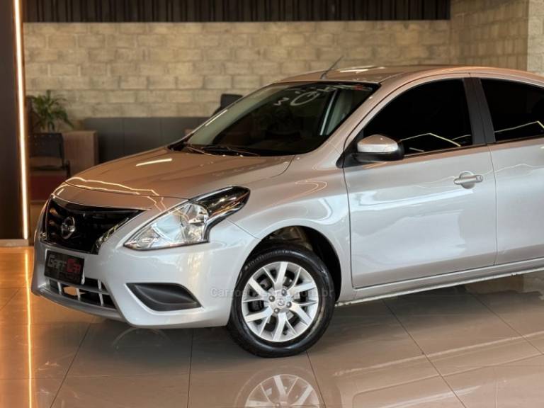 NISSAN - VERSA - 2017/2017 - Prata - R$ 59.900,00