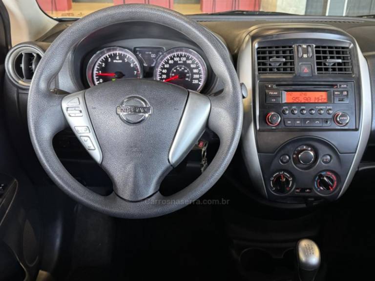 NISSAN - VERSA - 2017/2017 - Prata - R$ 59.900,00