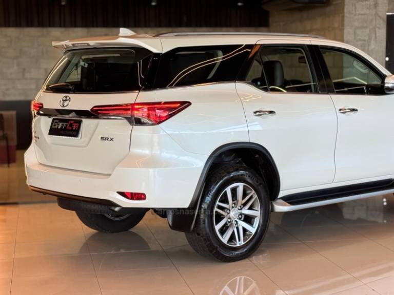 TOYOTA - HILUX SW4 - 2016/2017 - Branca - R$ 214.900,00