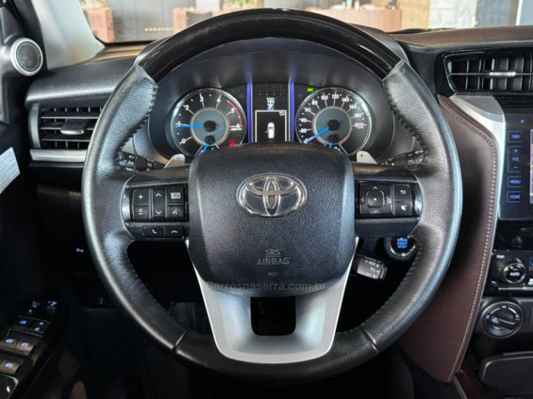 TOYOTA - HILUX SW4 - 2016/2017 - Branca - R$ 214.900,00