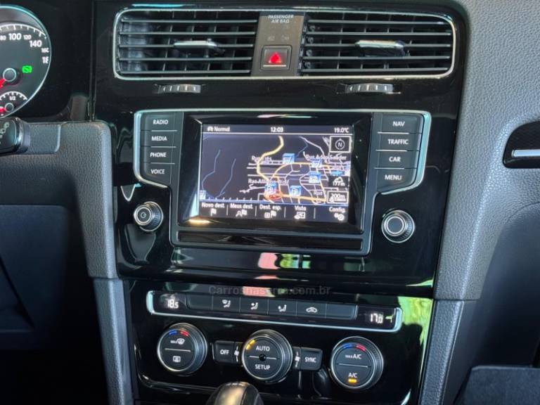 VOLKSWAGEN - GOLF - 2013/2014 - Branca - R$ 89.900,00