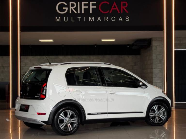 VOLKSWAGEN - UP - 2017/2018 - Branca - R$ 67.900,00