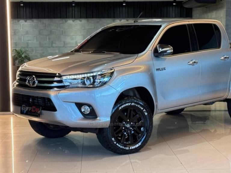 TOYOTA - HILUX - 2016/2017 - Prata - R$ 191.900,00