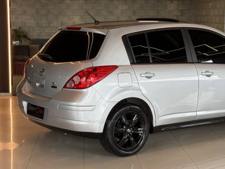 NISSAN - TIIDA - 2010/2011 - Prata - R$ 43.900,00