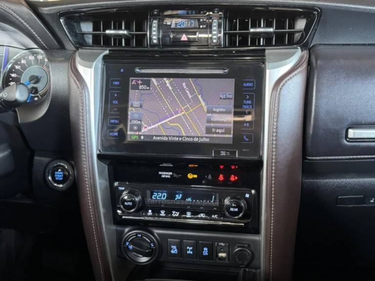 TOYOTA - HILUX SW4 - 2016/2017 - Branca - R$ 214.900,00
