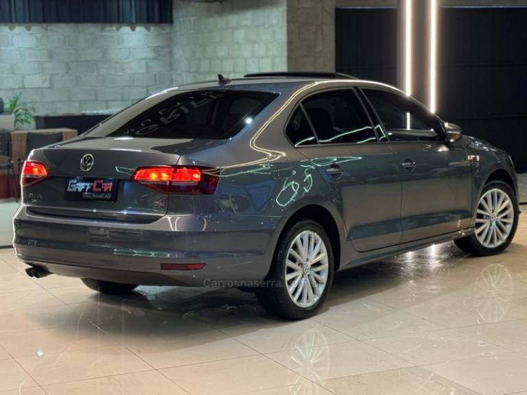 VOLKSWAGEN - JETTA - 2017/2018 - Cinza - R$ 92.900,00