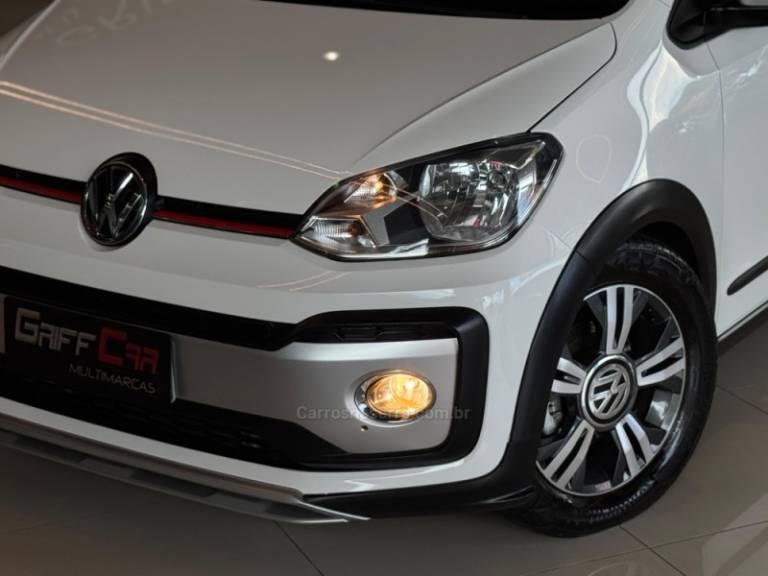 VOLKSWAGEN - UP - 2017/2018 - Branca - R$ 67.900,00