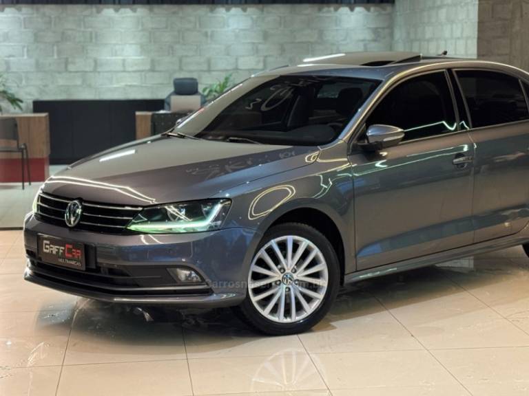 VOLKSWAGEN - JETTA - 2017/2018 - Cinza - R$ 92.900,00
