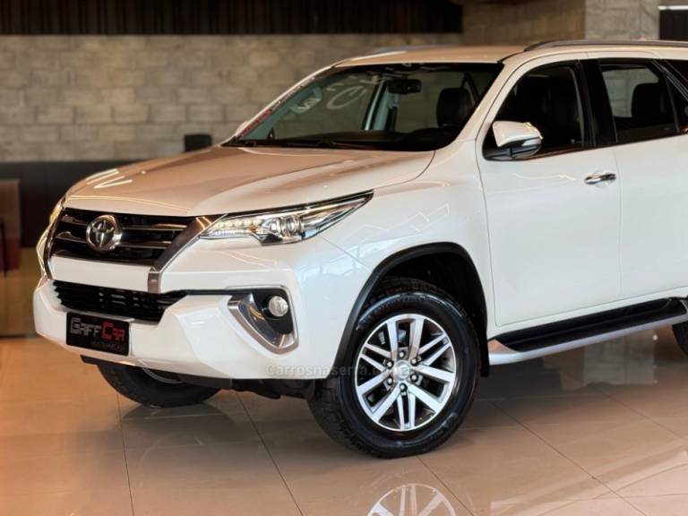 TOYOTA - HILUX SW4 - 2016/2017 - Branca - R$ 214.900,00