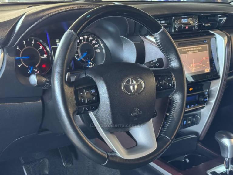 TOYOTA - HILUX SW4 - 2016/2017 - Branca - R$ 214.900,00