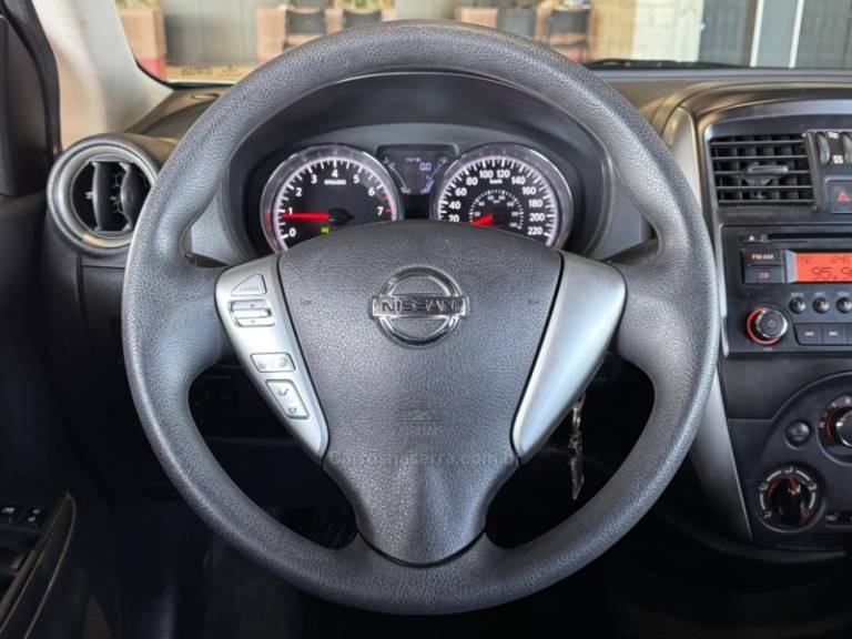 NISSAN - VERSA - 2017/2017 - Prata - R$ 59.900,00