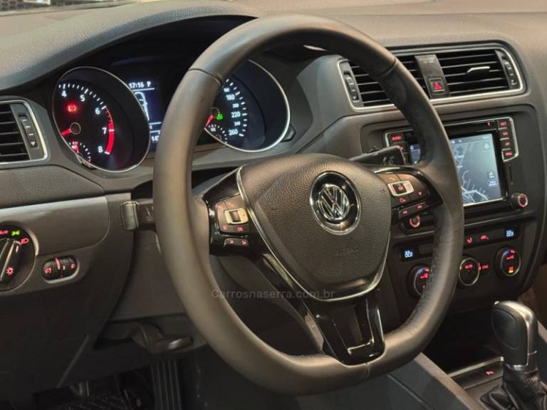 VOLKSWAGEN - JETTA - 2017/2018 - Cinza - R$ 92.900,00