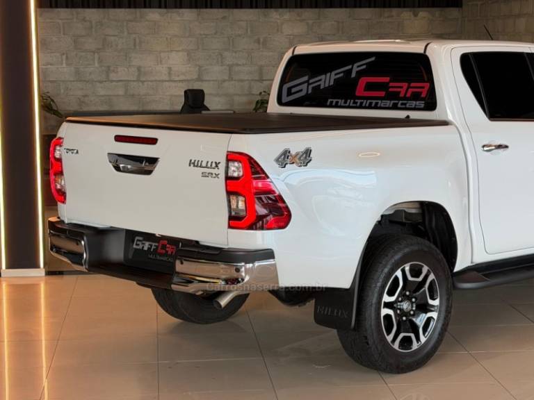 TOYOTA - HILUX - 2022/2023 - Branca - R$ 279.900,00