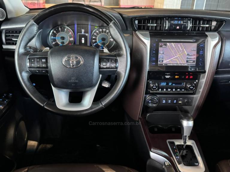 TOYOTA - HILUX SW4 - 2016/2017 - Branca - R$ 214.900,00