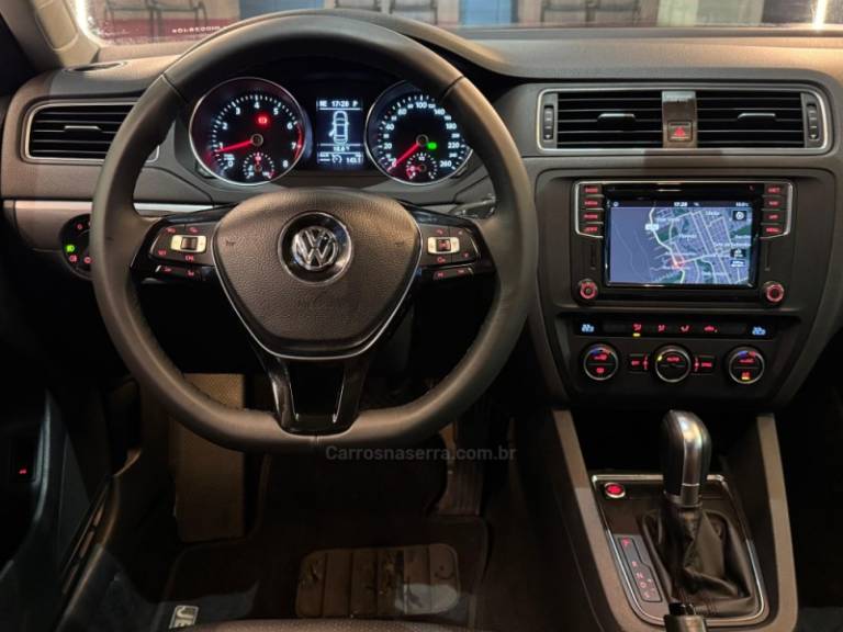 VOLKSWAGEN - JETTA - 2017/2018 - Cinza - R$ 92.900,00