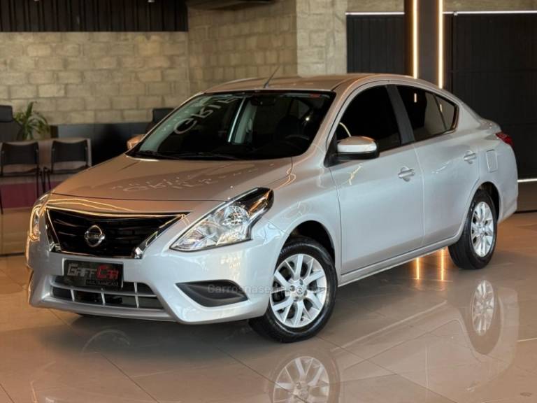 NISSAN - VERSA - 2017/2017 - Prata - R$ 59.900,00