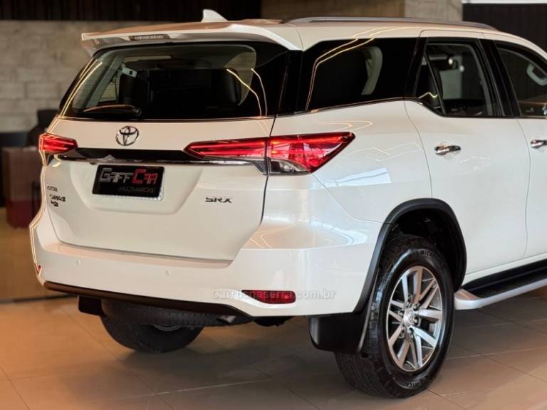 TOYOTA - HILUX SW4 - 2016/2017 - Branca - R$ 214.900,00