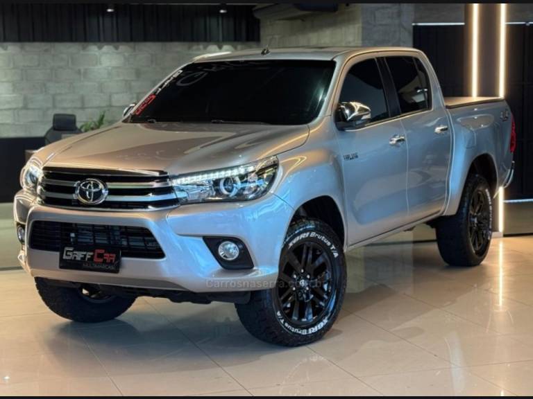TOYOTA - HILUX - 2016/2017 - Prata - R$ 191.900,00
