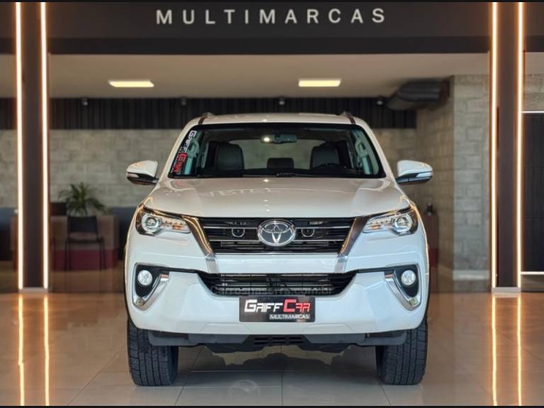 TOYOTA - HILUX SW4 - 2016/2017 - Branca - R$ 214.900,00