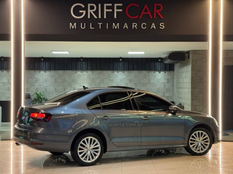 VOLKSWAGEN - JETTA - 2017/2018 - Cinza - R$ 92.900,00