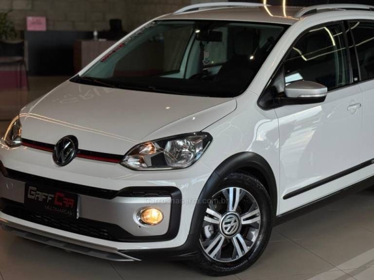 VOLKSWAGEN - UP - 2017/2018 - Branca - R$ 67.900,00