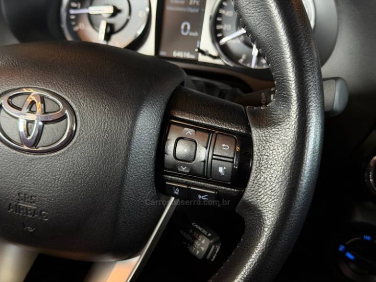 TOYOTA - HILUX - 2022/2023 - Branca - R$ 279.900,00