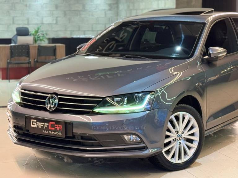VOLKSWAGEN - JETTA - 2017/2018 - Cinza - R$ 92.900,00