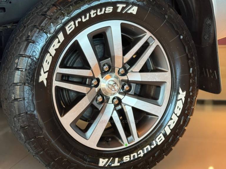 TOYOTA - HILUX - 2016/2017 - Prata - R$ 199.900,00