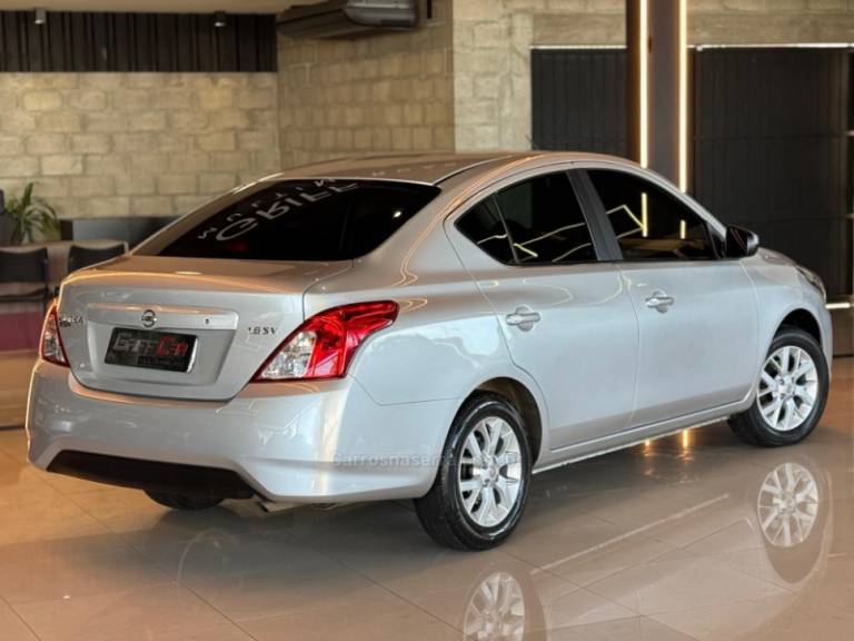 NISSAN - VERSA - 2017/2017 - Prata - R$ 59.900,00