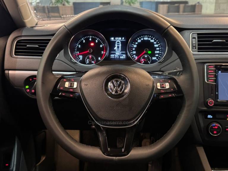 VOLKSWAGEN - JETTA - 2017/2018 - Cinza - R$ 92.900,00