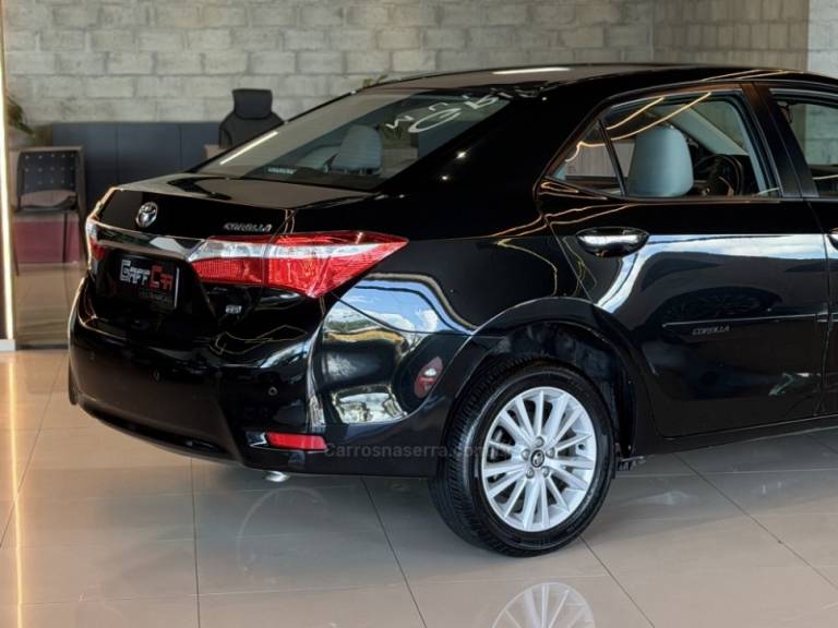 TOYOTA - COROLLA - 2016/2017 - Preta - R$ 83.900,00
