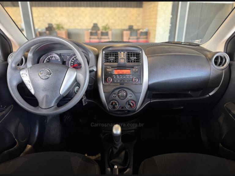 NISSAN - VERSA - 2017/2017 - Prata - R$ 59.900,00