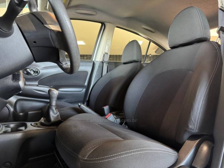 NISSAN - VERSA - 2017/2017 - Prata - R$ 59.900,00