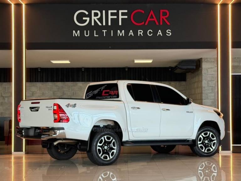 TOYOTA - HILUX - 2022/2023 - Branca - R$ 279.900,00