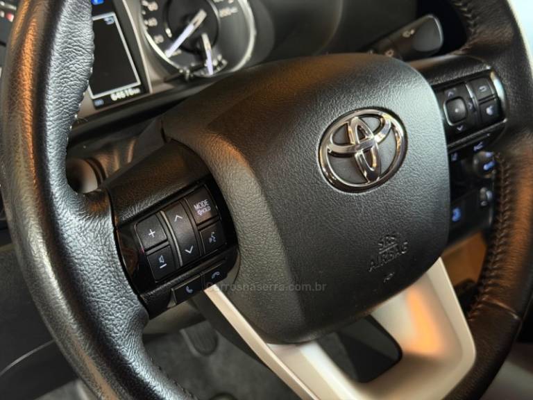 TOYOTA - HILUX - 2022/2023 - Branca - R$ 279.900,00