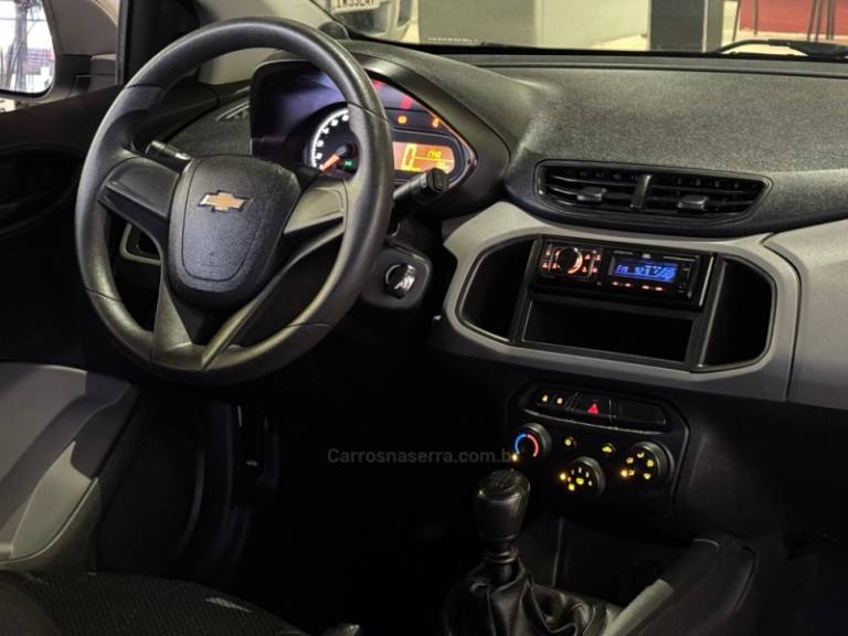 CHEVROLET - ONIX - 2017/2018 - Branca - R$ 49.900,00