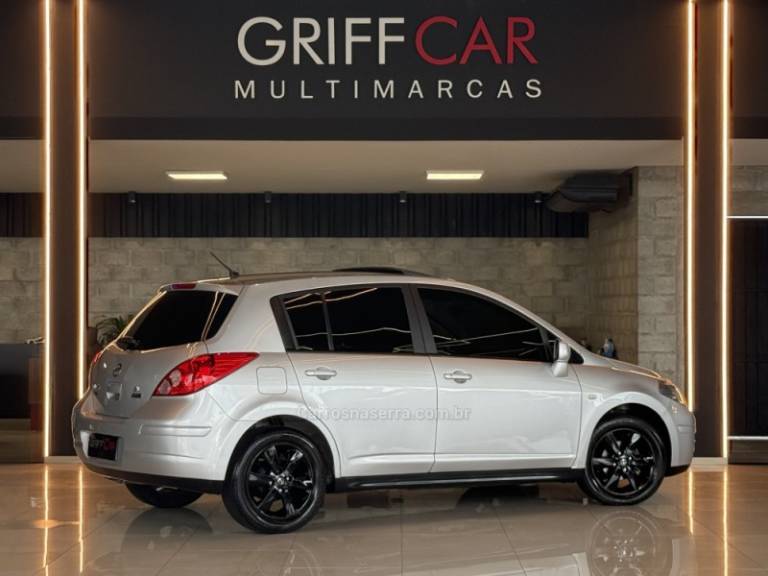 NISSAN - TIIDA - 2010/2011 - Prata - R$ 43.900,00