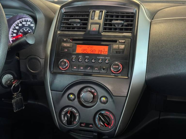 NISSAN - VERSA - 2017/2017 - Prata - R$ 59.900,00