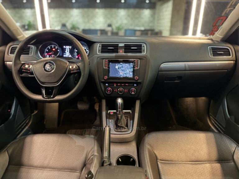 VOLKSWAGEN - JETTA - 2017/2018 - Cinza - R$ 92.900,00