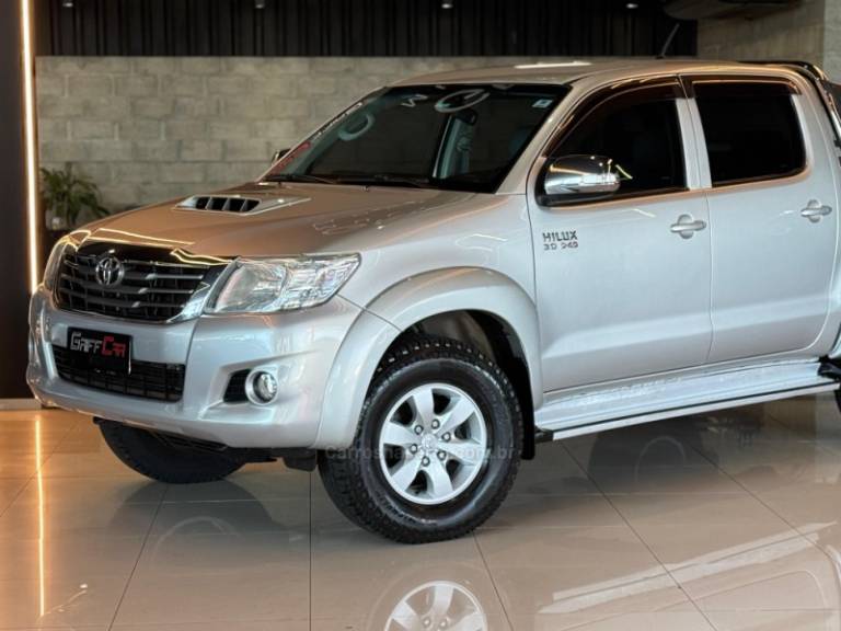 TOYOTA - HILUX - 2014/2014 - Prata - R$ 147.900,00
