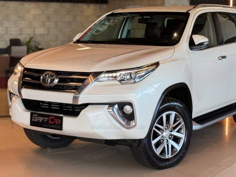 TOYOTA - HILUX SW4 - 2016/2017 - Branca - R$ 214.900,00