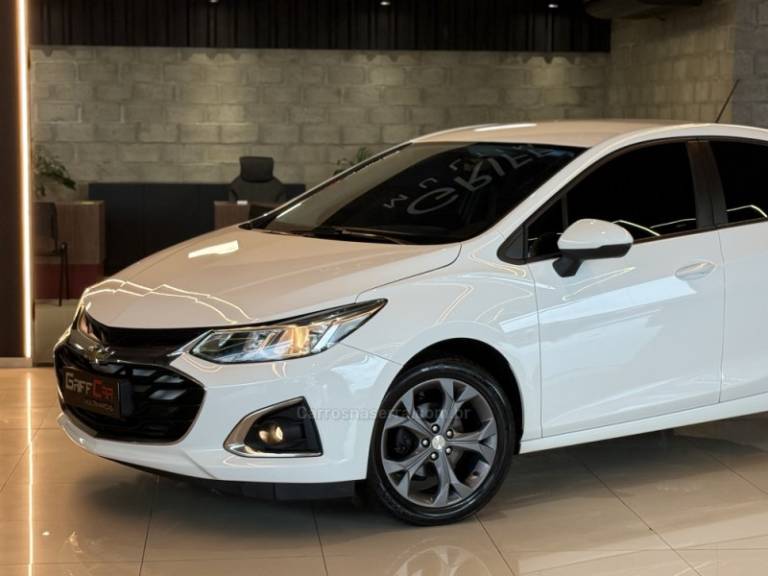 CHEVROLET - CRUZE - 2022/2023 - Branca - R$ 109.900,00