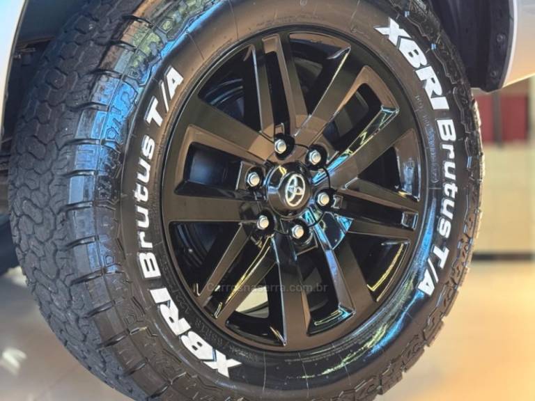 TOYOTA - HILUX - 2016/2017 - Prata - R$ 191.900,00